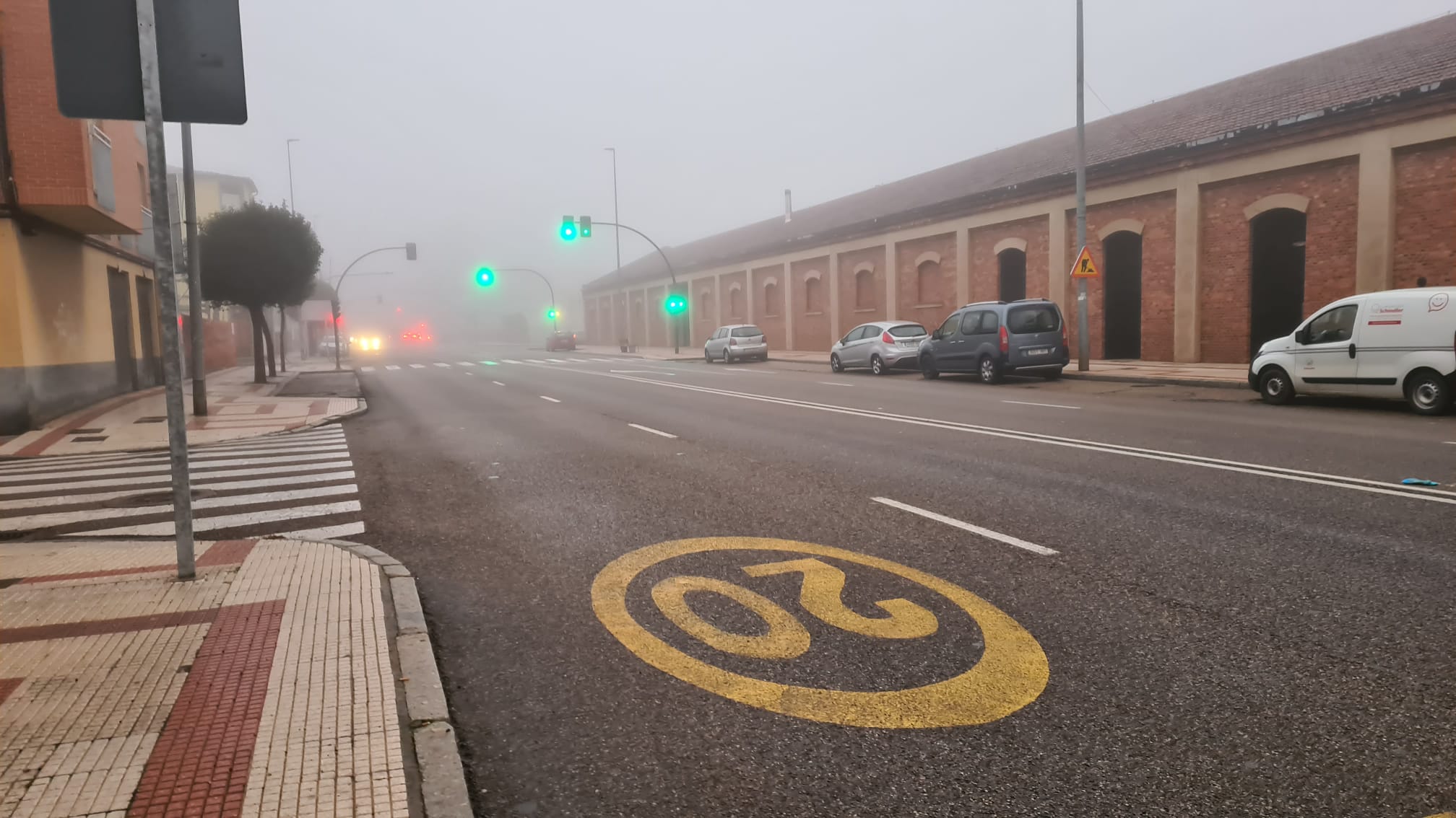 La ciudada amenece bajo un espeso manto de niebla que reduce la visibilidad en varios puntos.