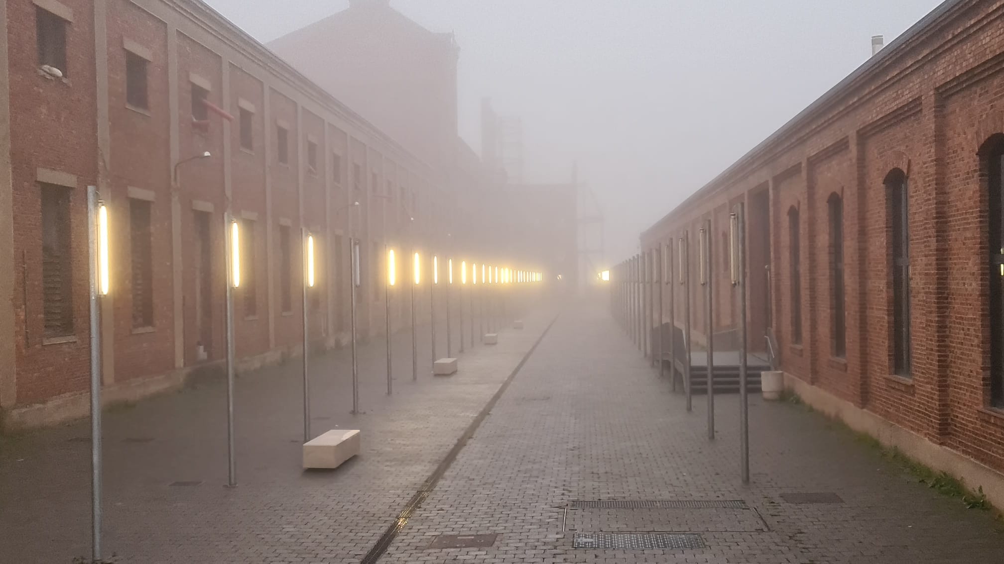 La ciudada amenece bajo un espeso manto de niebla que reduce la visibilidad en varios puntos.