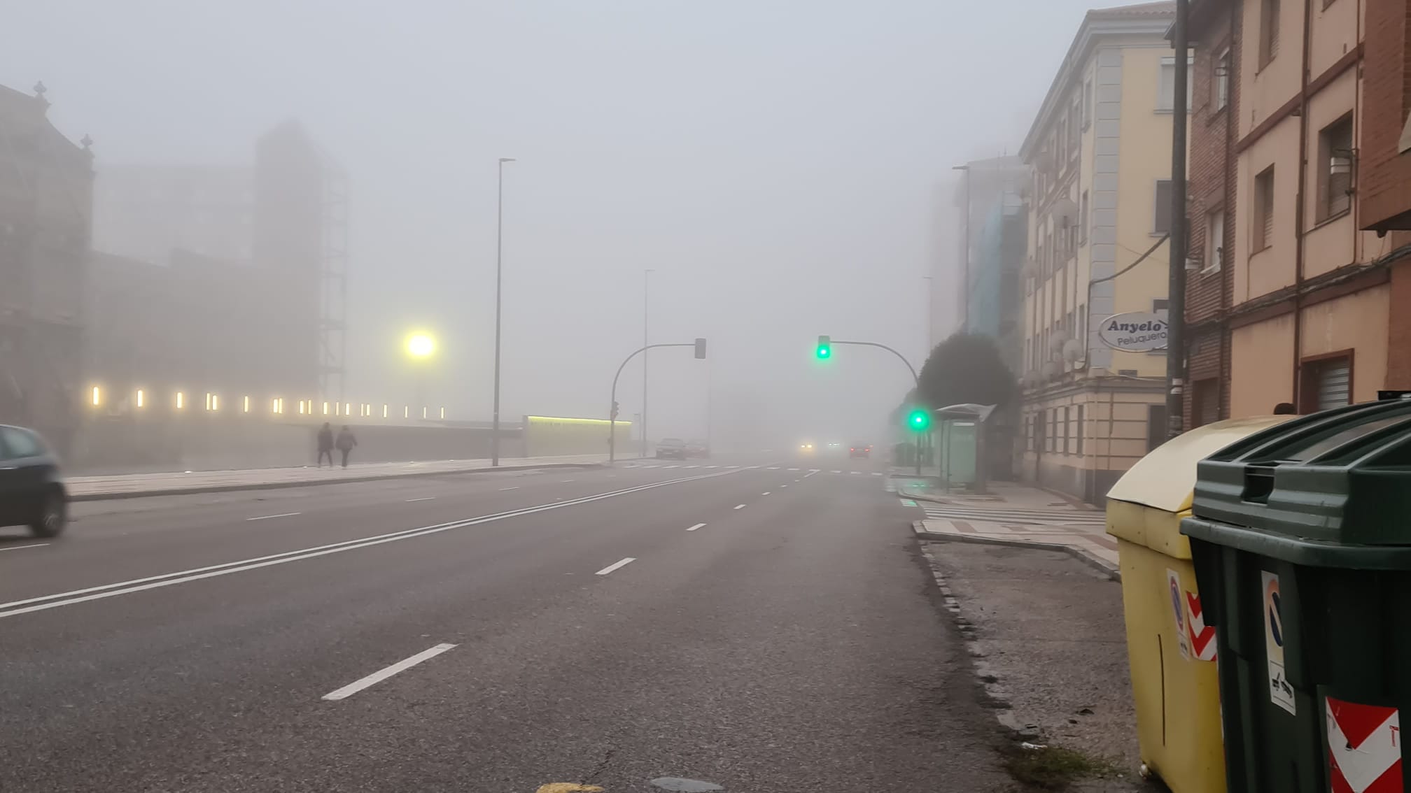 La ciudada amenece bajo un espeso manto de niebla que reduce la visibilidad en varios puntos.