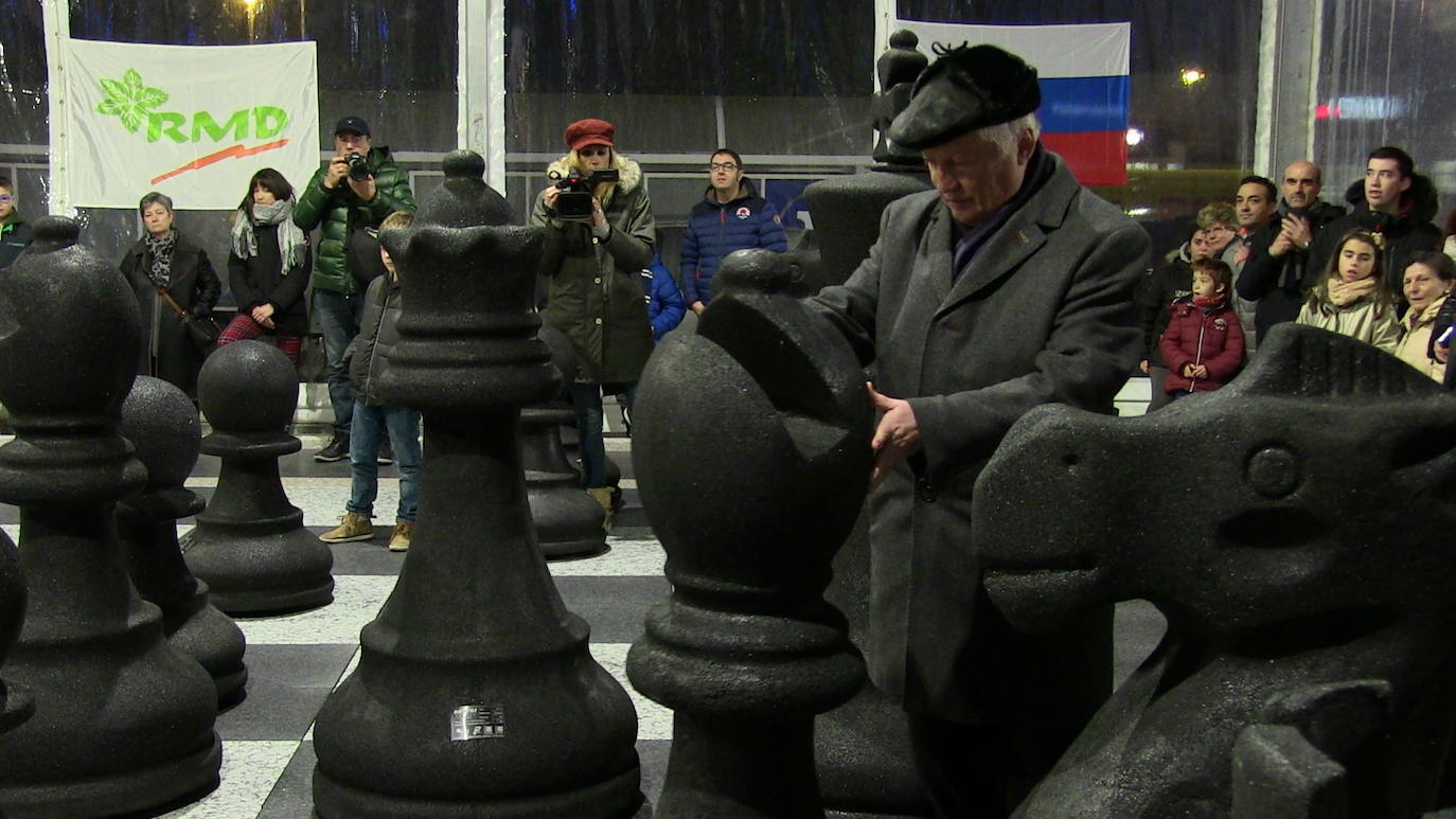 El excampeón mundial Anatoli Karpov elogió la tradición ajedrecística de León en la presentación de su duelo ante el Gran Maestro Jaime Santos