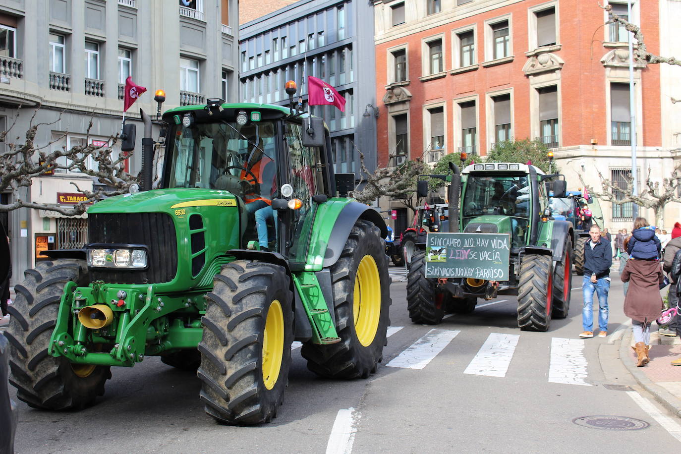 Hasta en dos ocasiones, una con motivo leonesista y otra como protesta de la situación del campo leonés, los tractores se pasearon por las calles de León. 