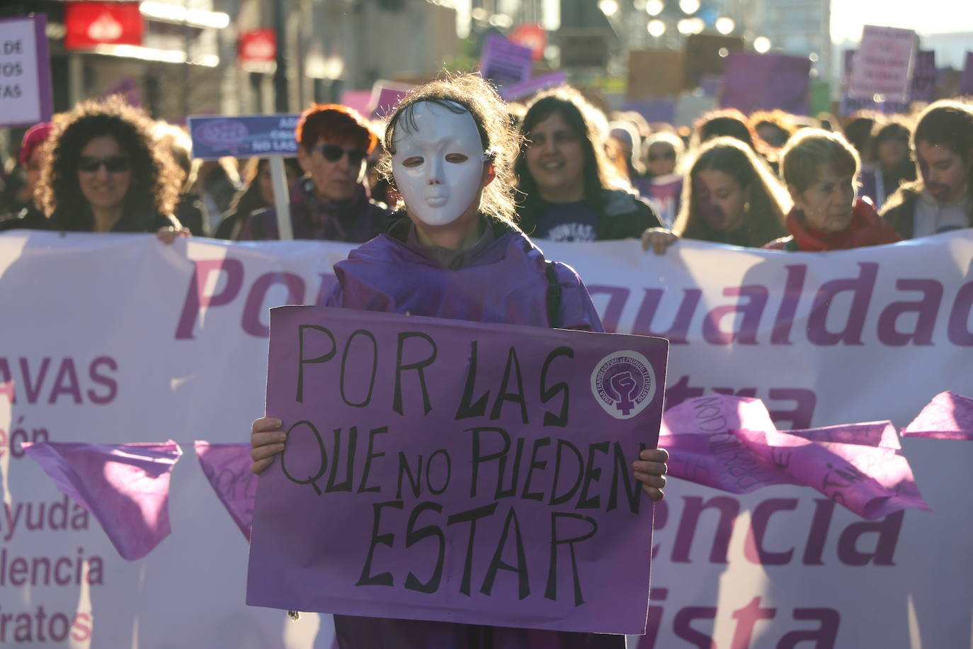 Más de 12.000 personas, según los datos de la Policía Local, salieron a las calles de la capital leonesa para luchar por la igualdad real en un futuro en el que «no sea necesario salir cada 8 de marzo»