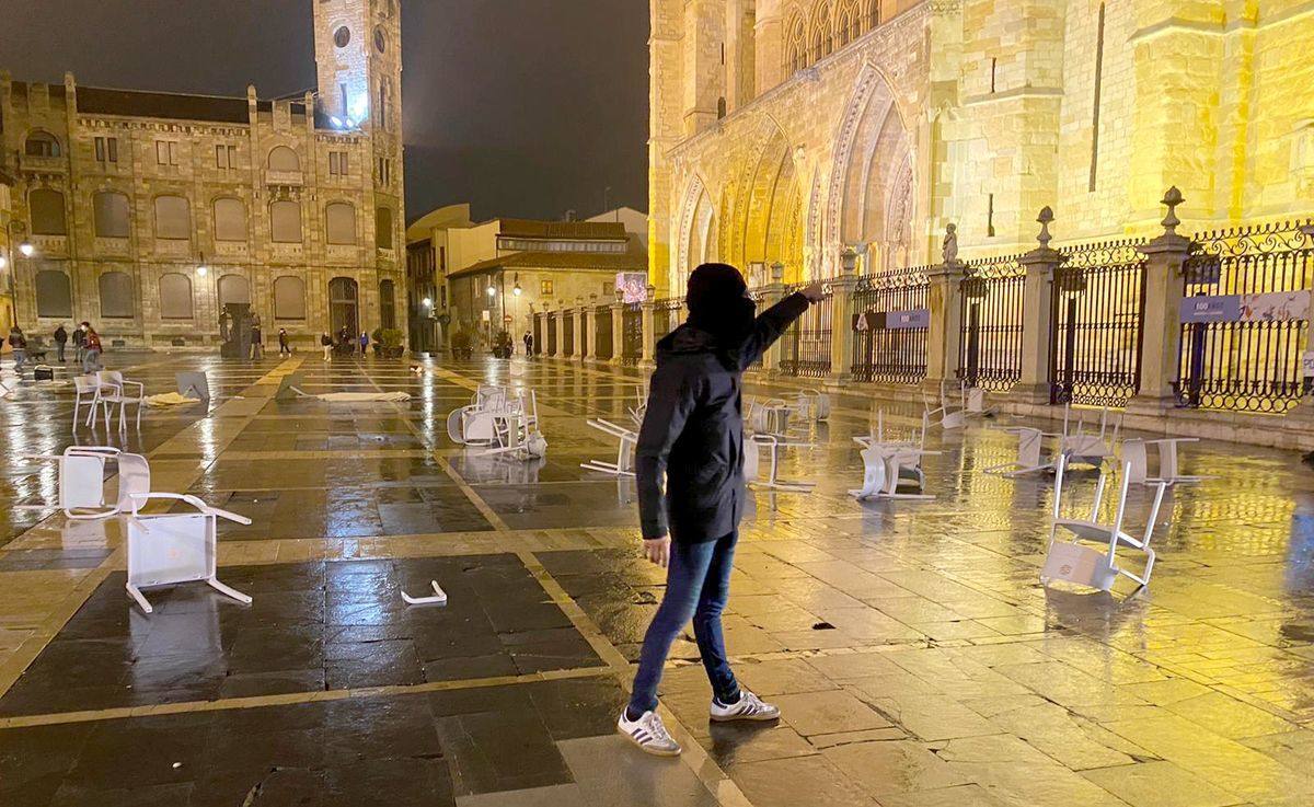 El pequeño comercio y la hostelería sufren las consecuencias de los actos vandálicos al grito de 'libertad' como protesta ante las nuevas medidas anticovid