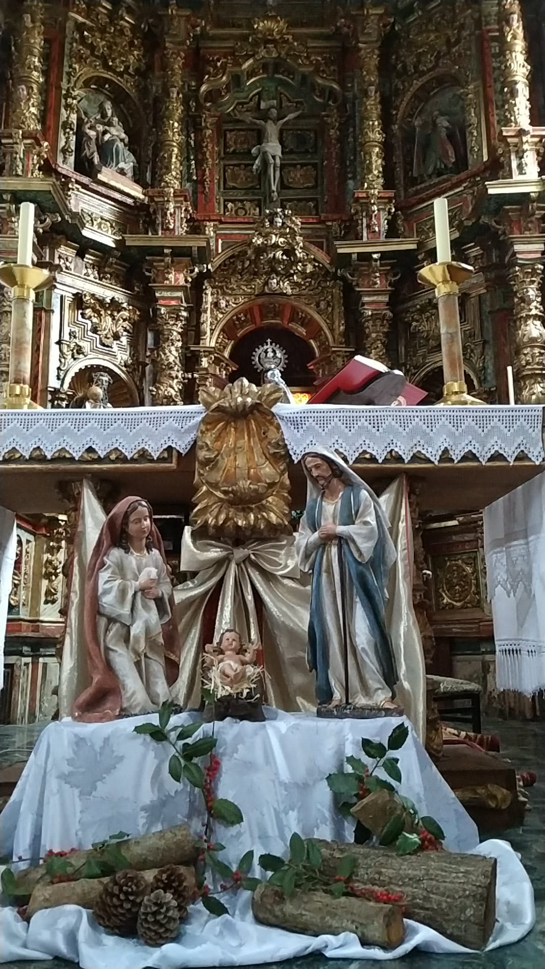 Tradicional Belén instalado en el interior de la iglesia