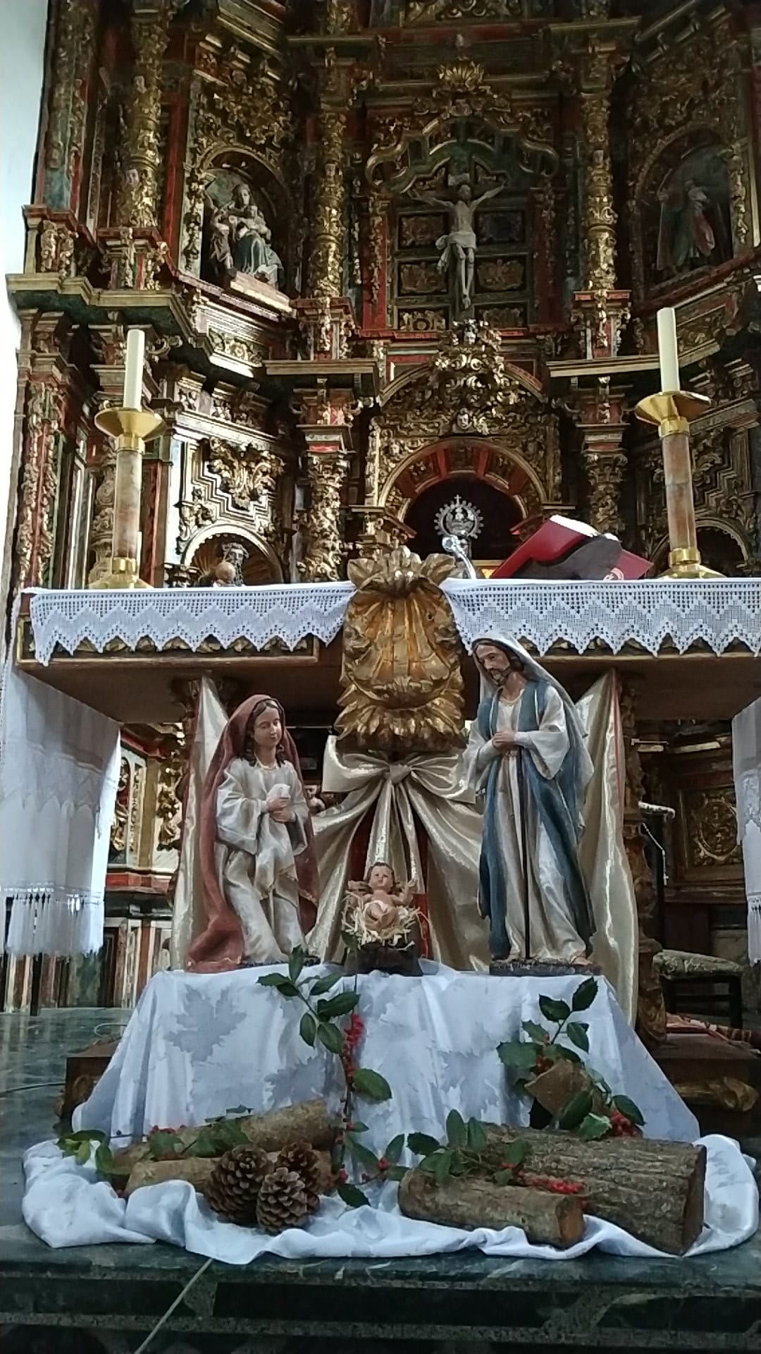 Tradicional Belén instalado en el interior de la iglesia