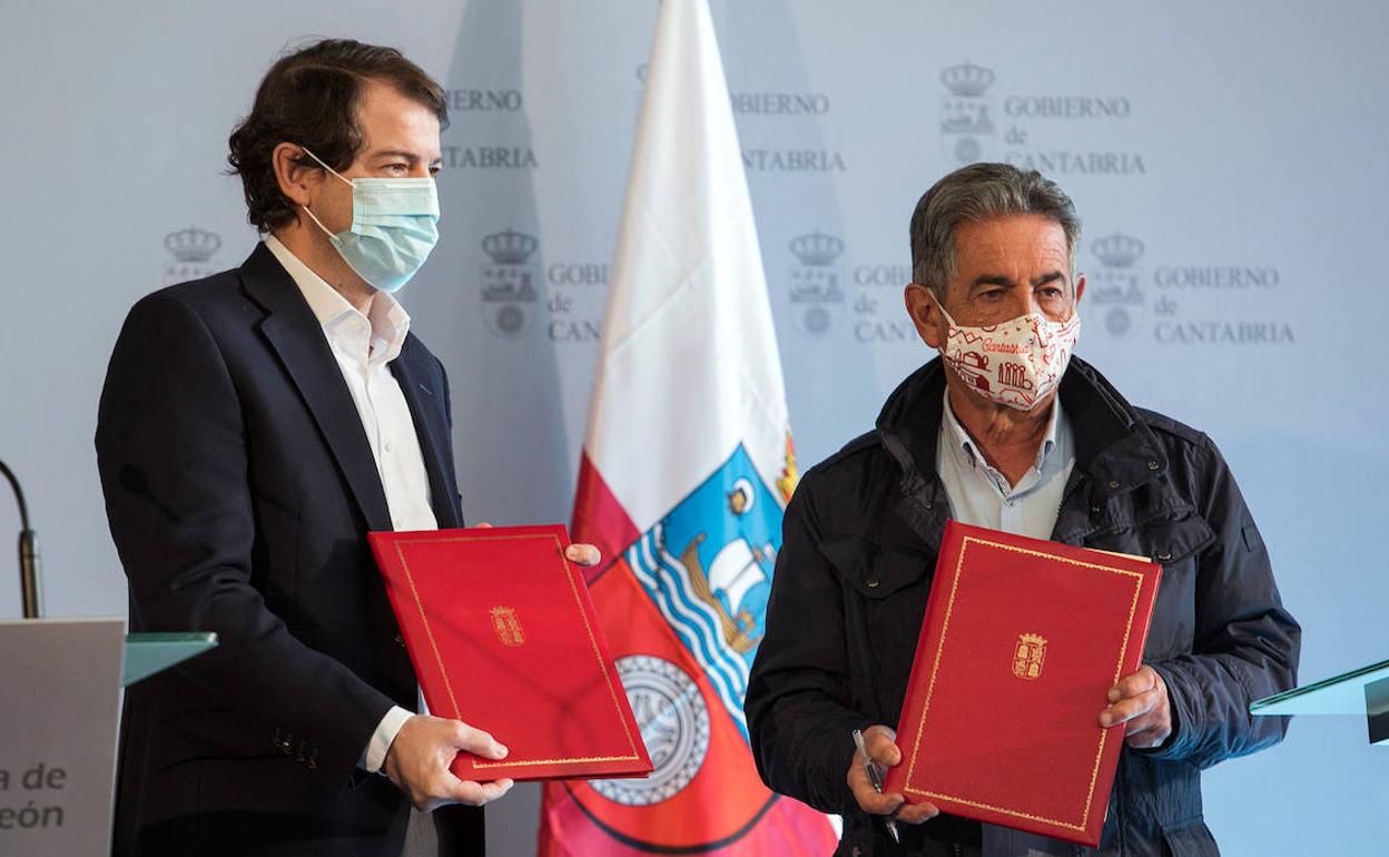 El presidente de la Junta de Castilla y León, Alfonso Fernández Mañueco, y el presidente de Cantabria, Miguel Ángel Revilla.