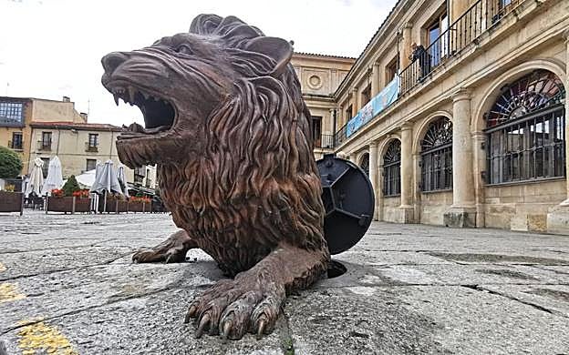 El león en la alcantarilla