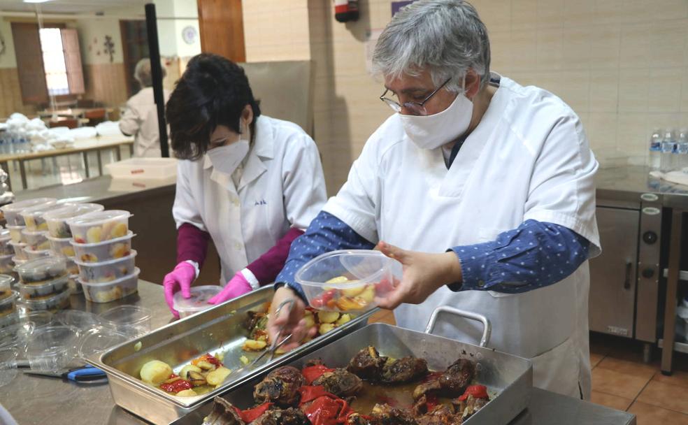 Dos mujeres preparan el segundo plato del menú de Navidad de la Asociación Leonesa de la Caridad. 