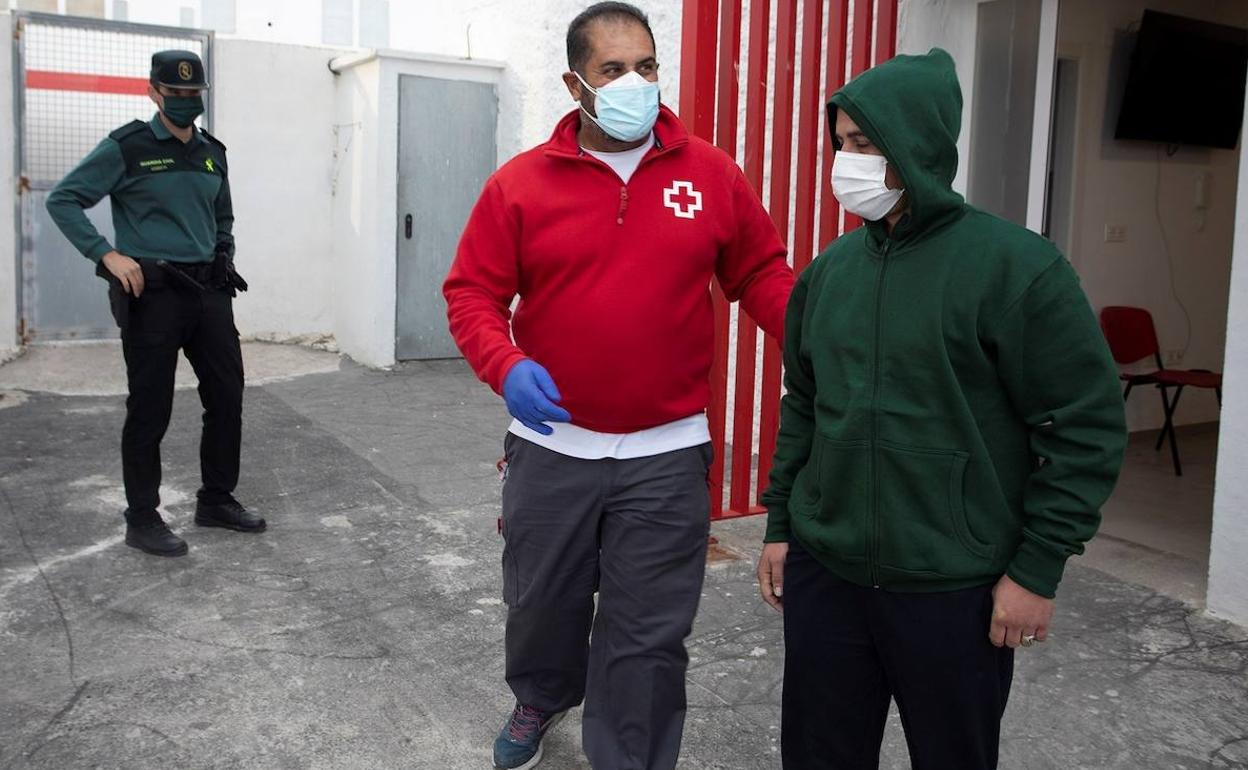 Voluntarios de Cruz Roja atienden a uno de los inmigrantes interceptados.