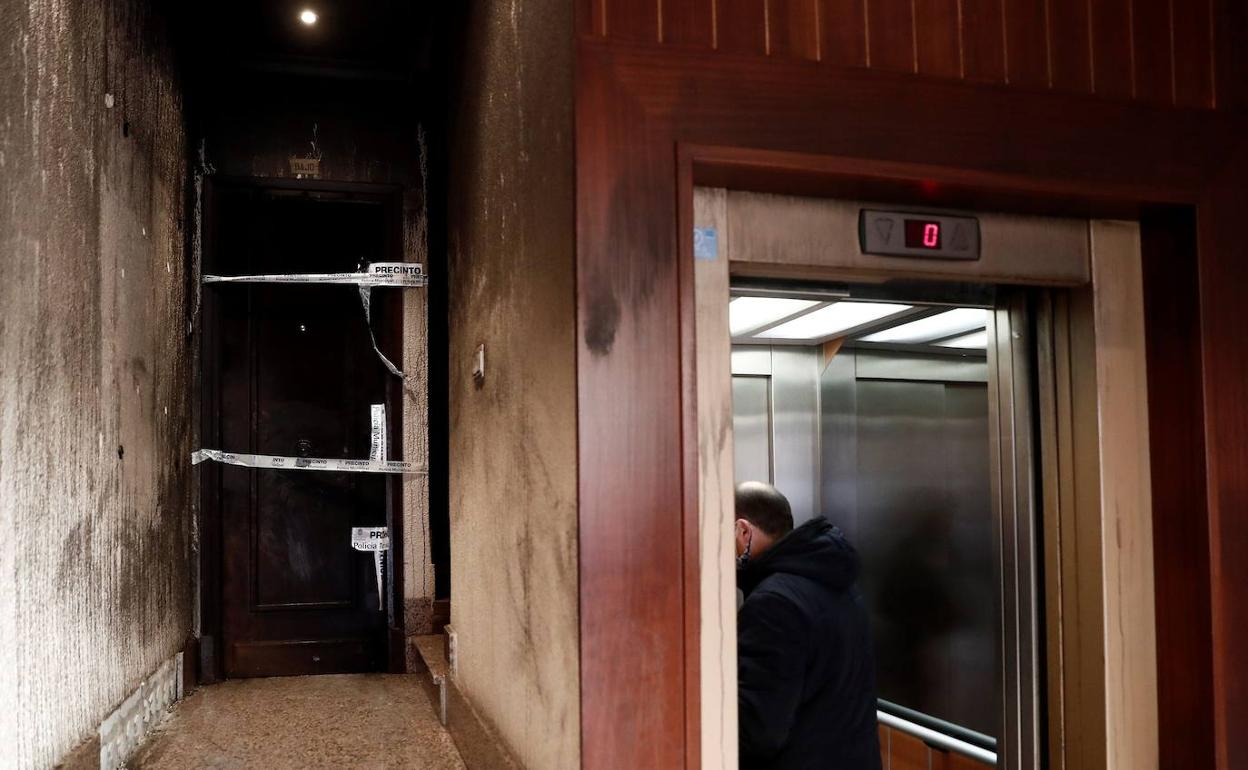 Estado de la escalera del edificio donde un hombre se atrinchero en Pamplona.