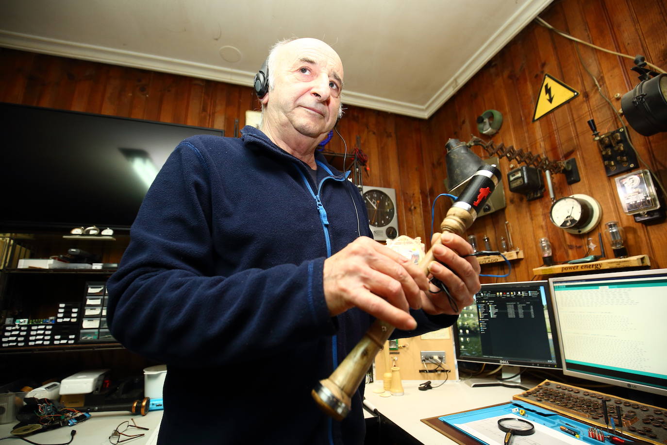 Fotos: El berciano Carlos R. Pumarada, inventor del puntero electrónico para gaita