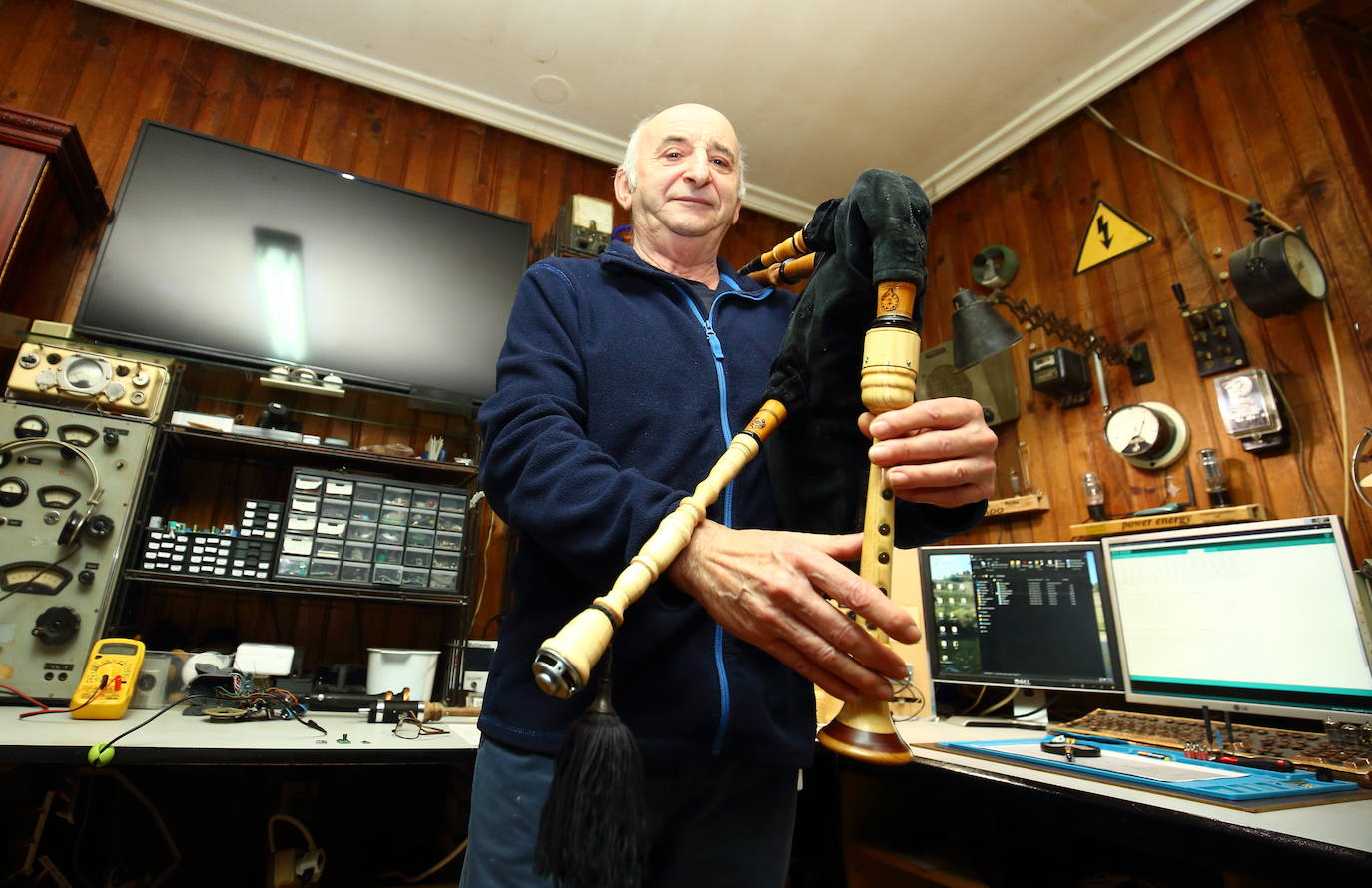 Fotos: El berciano Carlos R. Pumarada, inventor del puntero electrónico para gaita