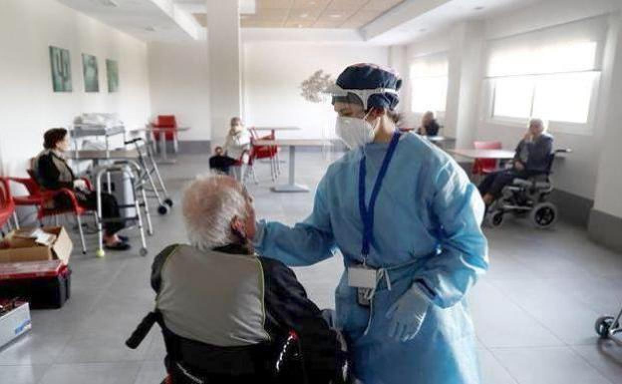 Una enfermera realiza una prueba de la covid-19 a un usuario de una residencia de mayores.