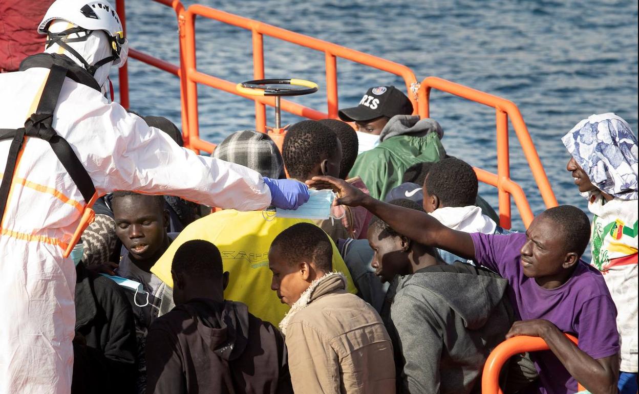 Llegada de los inmigrantes interceptados al puerto de Arguineguín, al sur de la isla de Gran Canaria.