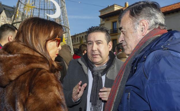 Luis Mariano, en el centro de la imagen, en momentos previos al pleno del Ayuntamiento de León. 