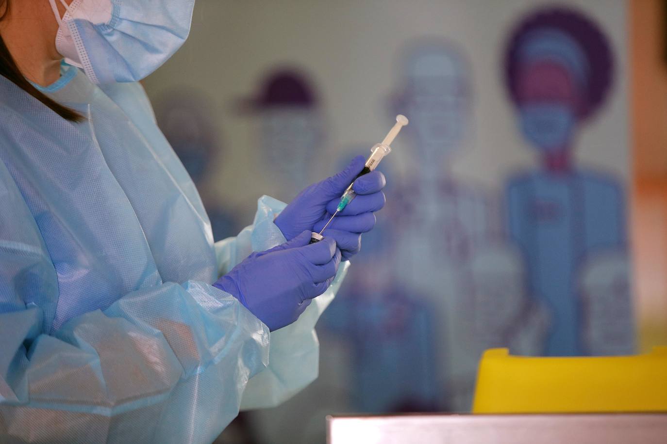 Una enfermera prepara una inyección.