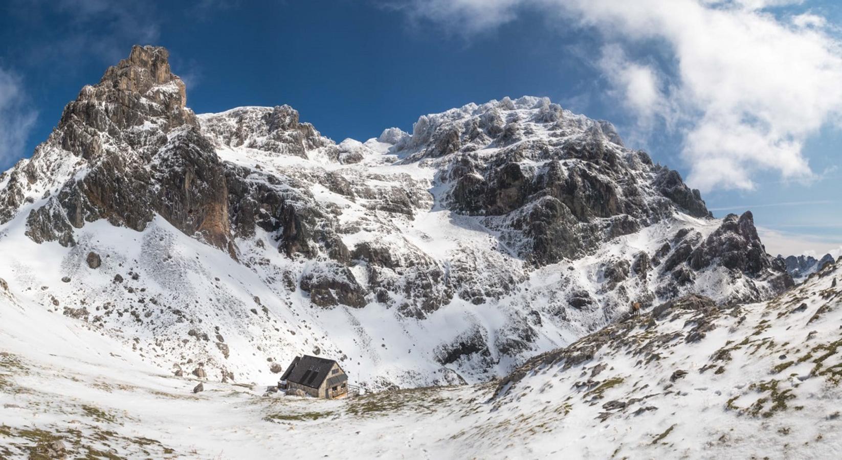 El refugio Collado Jermoso, cerrado durante el invierno, recibe las primeras grandes nevdas del año. 