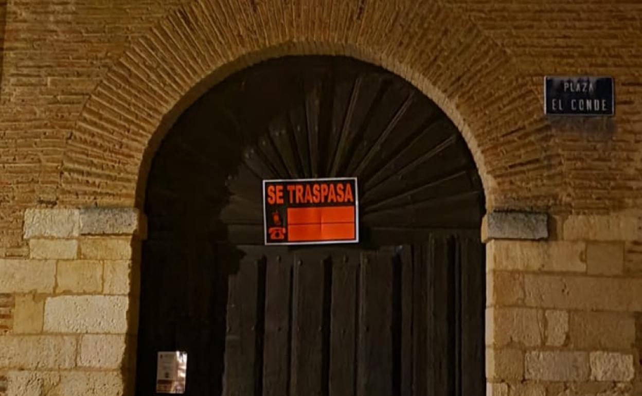 Cartel de 'se traspasa' en una de las puertas del Palacio de los Condes.