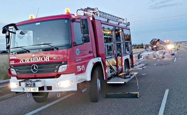 Los bomberos tuvieron que intervenir al no poder acceder al interior del vehículo.