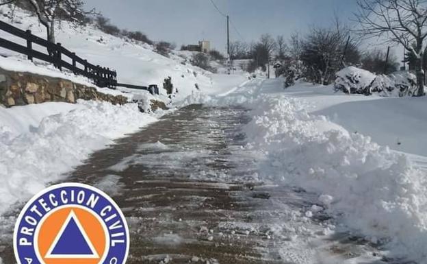 Los voluntarios de Protección Civil despejan la nieve caída los últimos días en Ferreras del Puerto 