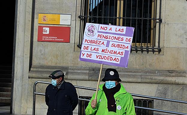 Galería. Cocentración frente a la subdelegación del Gobierno en León para exigir unas pensiones justas.