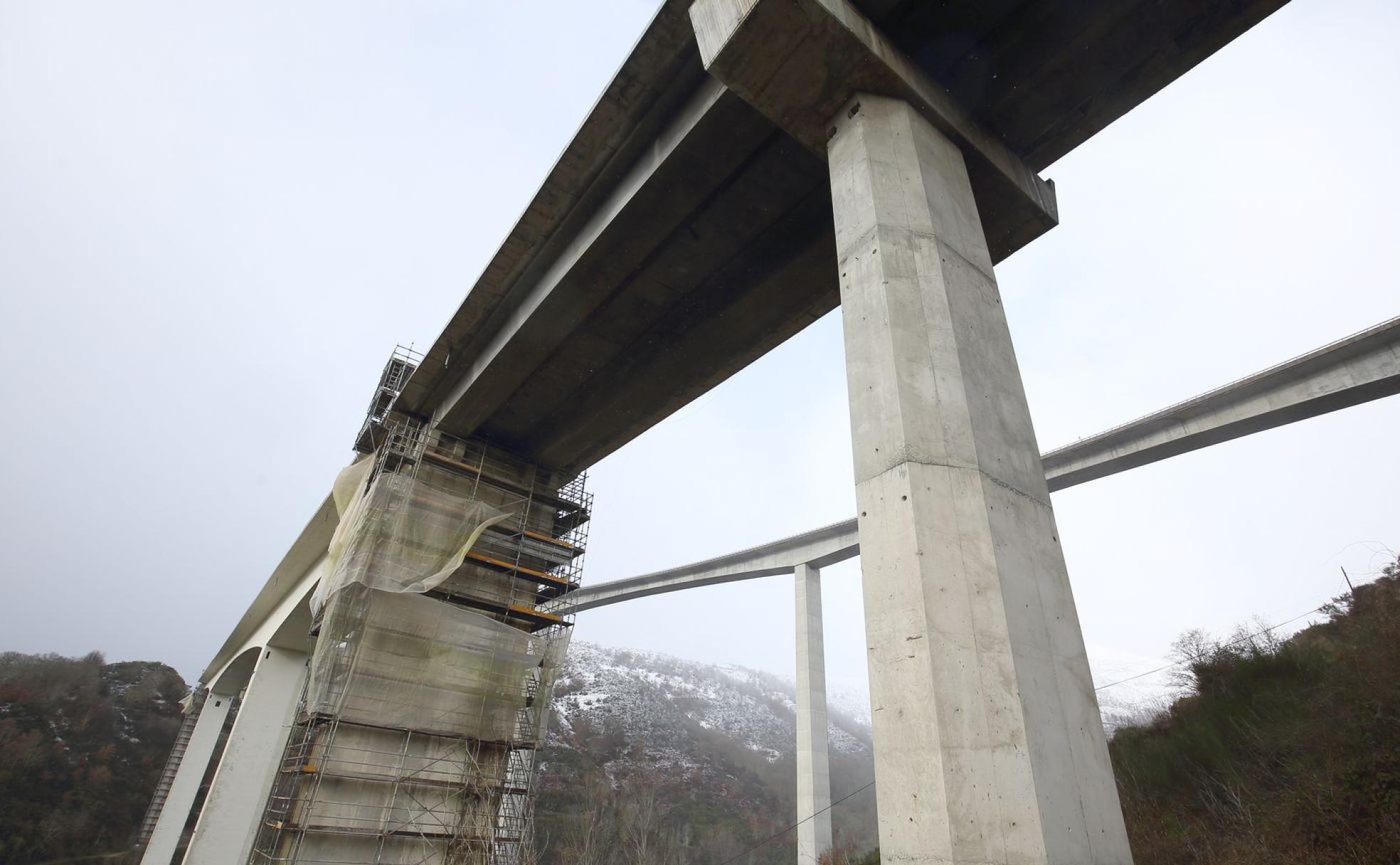 Obras en el viaducto de la autovía A-6 a su paso por la localidad de Vega de Valcarce. 