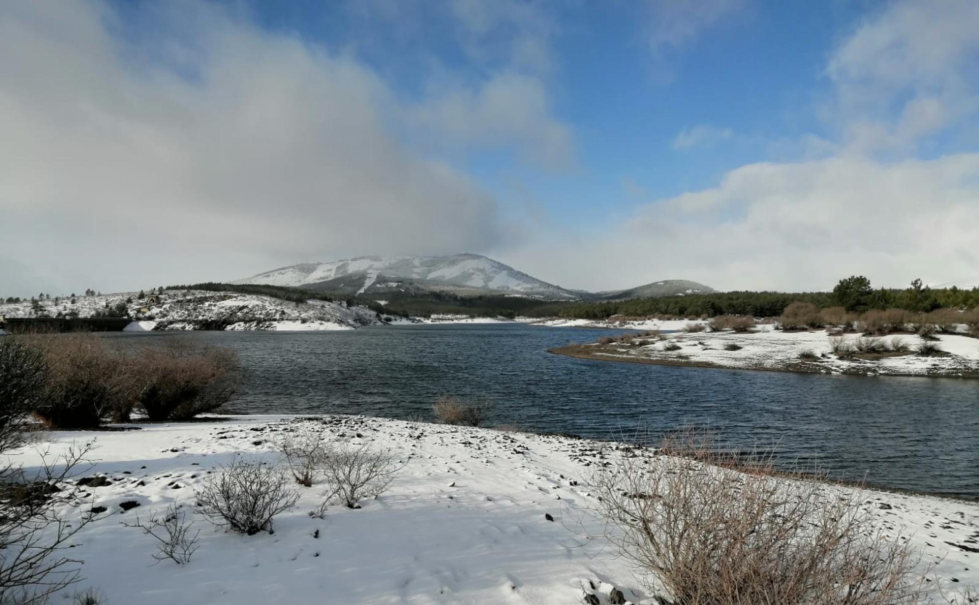 La nieve tiñe de blanco el Pantano de Villameca.