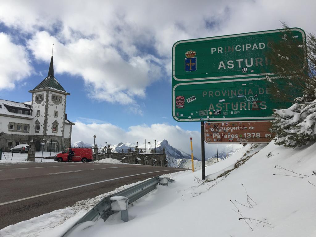 La nieve sigue siendo protagonista en la provincia de León tanto en las zonas de montaña como en la caída de la cota de nieve, lo que podría provocar la presencia del blanco elemento en la capital. 