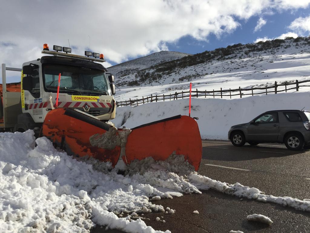 La nieve sigue siendo protagonista en la provincia de León tanto en las zonas de montaña como en la caída de la cota de nieve, lo que podría provocar la presencia del blanco elemento en la capital. 