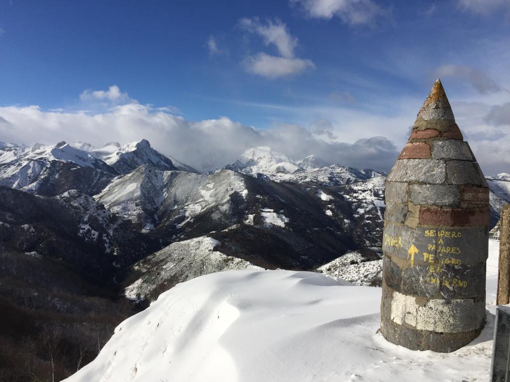 La nieve sigue siendo protagonista en la provincia de León tanto en las zonas de montaña como en la caída de la cota de nieve, lo que podría provocar la presencia del blanco elemento en la capital. 