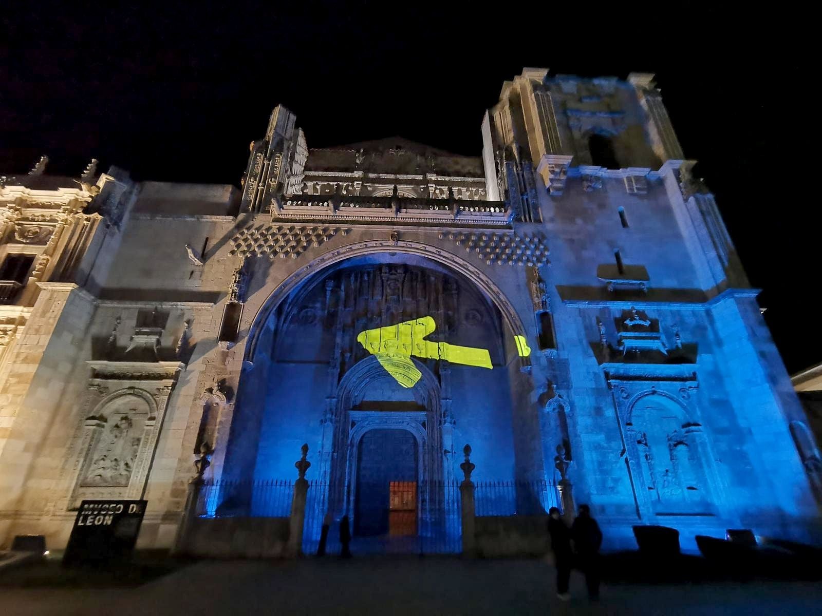 El histórico establecimiento hotelero recibe una iluminación especial detro del proyecto 'Ilumina el Camino' con el fin de poner en valor los diferentes puntos de esta singular ruta que ahora entra en el Año Santo Jacobeo 2021. 