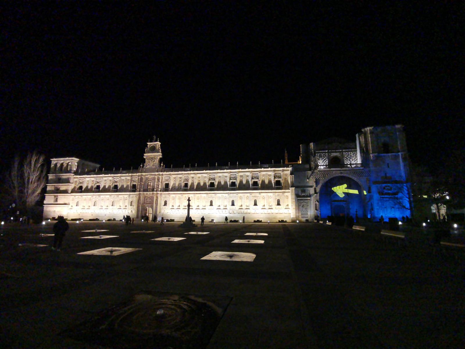 El histórico establecimiento hotelero recibe una iluminación especial detro del proyecto 'Ilumina el Camino' con el fin de poner en valor los diferentes puntos de esta singular ruta que ahora entra en el Año Santo Jacobeo 2021. 