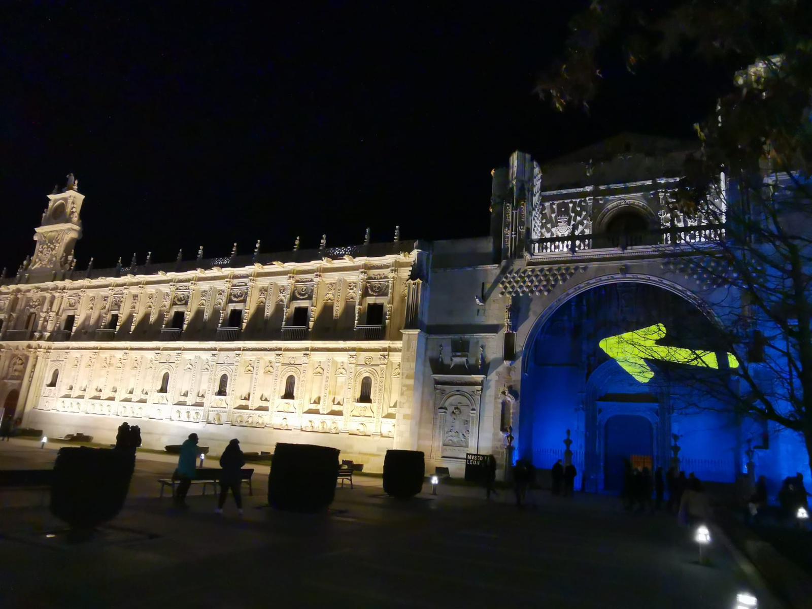 El histórico establecimiento hotelero recibe una iluminación especial detro del proyecto 'Ilumina el Camino' con el fin de poner en valor los diferentes puntos de esta singular ruta que ahora entra en el Año Santo Jacobeo 2021. 