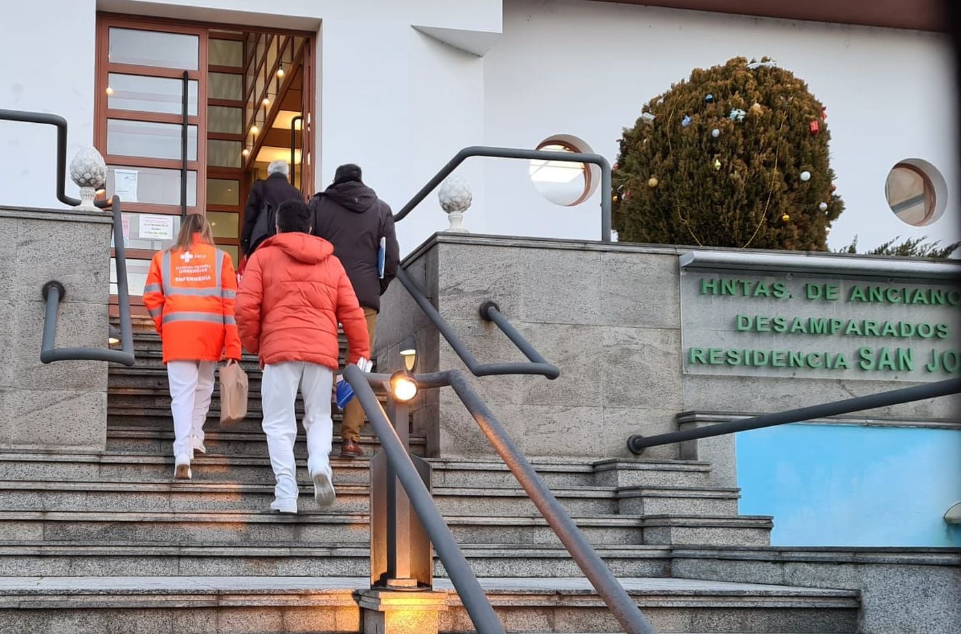 Los viales con la vacuna de Pfizer llegan a los diferentes puntos de la provincia pasadas las nueve de la mañana | En León capital los 150 residentes y los 50 trabajadores de la residencia San José se convierten en la primera línea en recibir la dosis. 