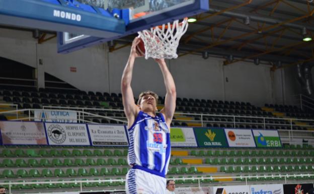 Lobaco ataca la canasta en un partido de Ciudad de Ponferrada.