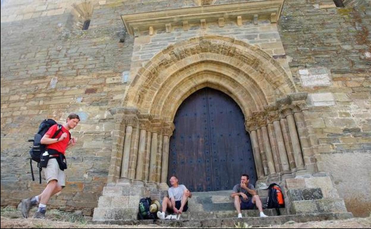 Peregrinos delante de la Puerta del Perdón en Villafranca del Bierzo.