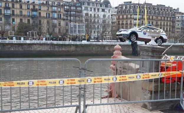 Momento en el que se rescata el vehículo policial.