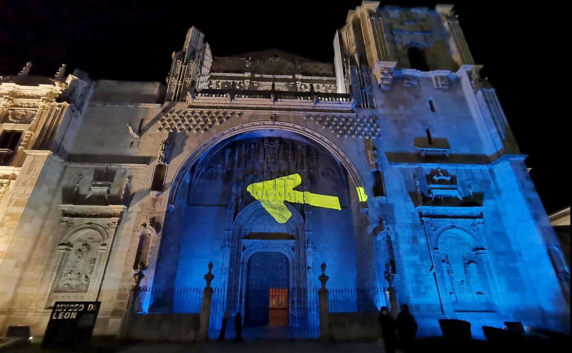 Imagen del Hostal de San Marcos con la iluminación para destacar la participación de León en el Camino.