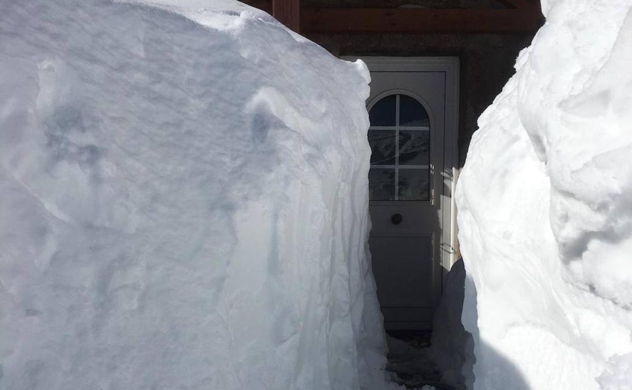 La nieve caída en los últimos días en Torrestío ha dejado a los vecinos sin poder salir de sus casas. 