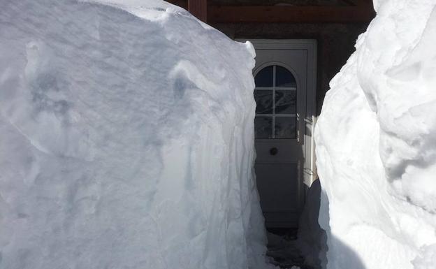 Un muro blanco tapia las puertas de las casas en Torrestío