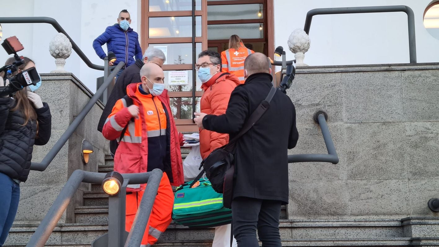 Los viales con la vacuna de Pfizer llegan a los diferentes puntos de la provincia pasadas las nueve de la mañana | En León capital los 150 residentes y los 50 trabajadores de la residencia San José se convierten en la primera línea en recibir la dosis. 