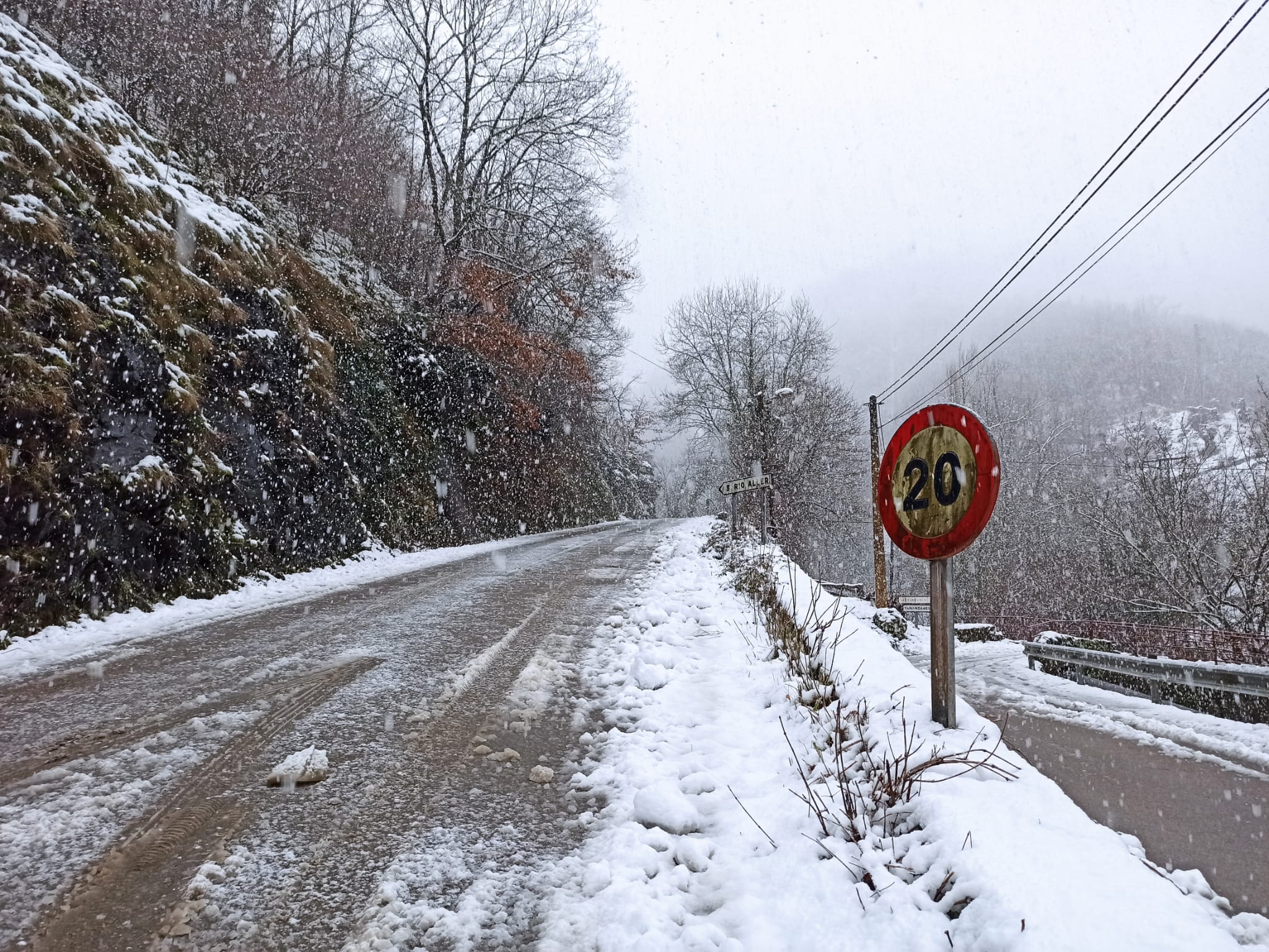 La nieve obliga a utilizar cadenas en dos puntos de la red principal de León y corta cuatro de la red de secundaria en León y Burgos. 