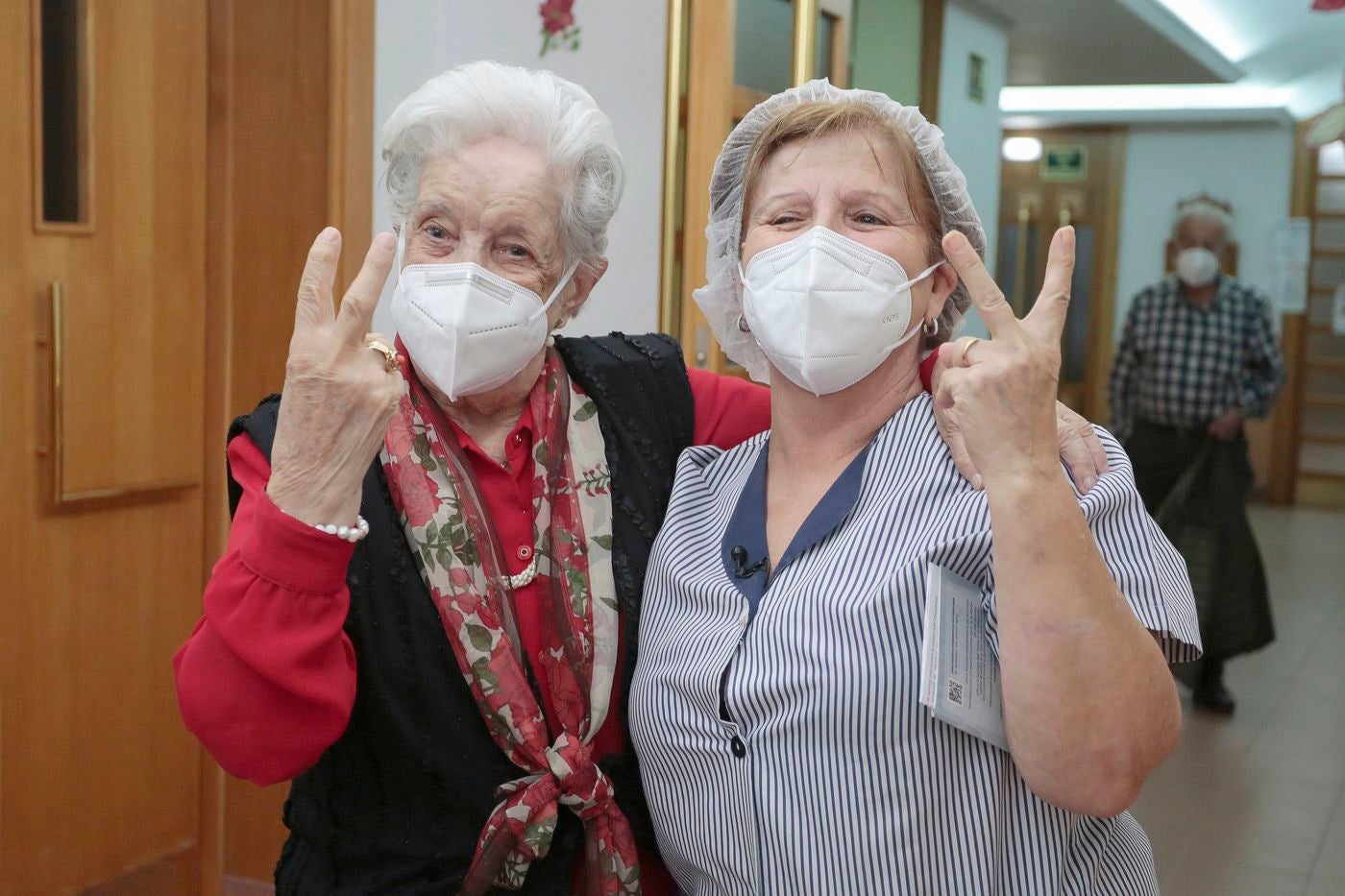 Los viales con la vacuna de Pfizer llegan a los diferentes puntos de la provincia pasadas las nueve de la mañana | En León capital los 150 residentes y los 50 trabajadores de la residencia San José se convierten en la primera línea en recibir la dosis