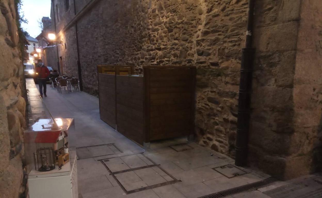 Contenedores cubiertos con paramento en Ponferrada.