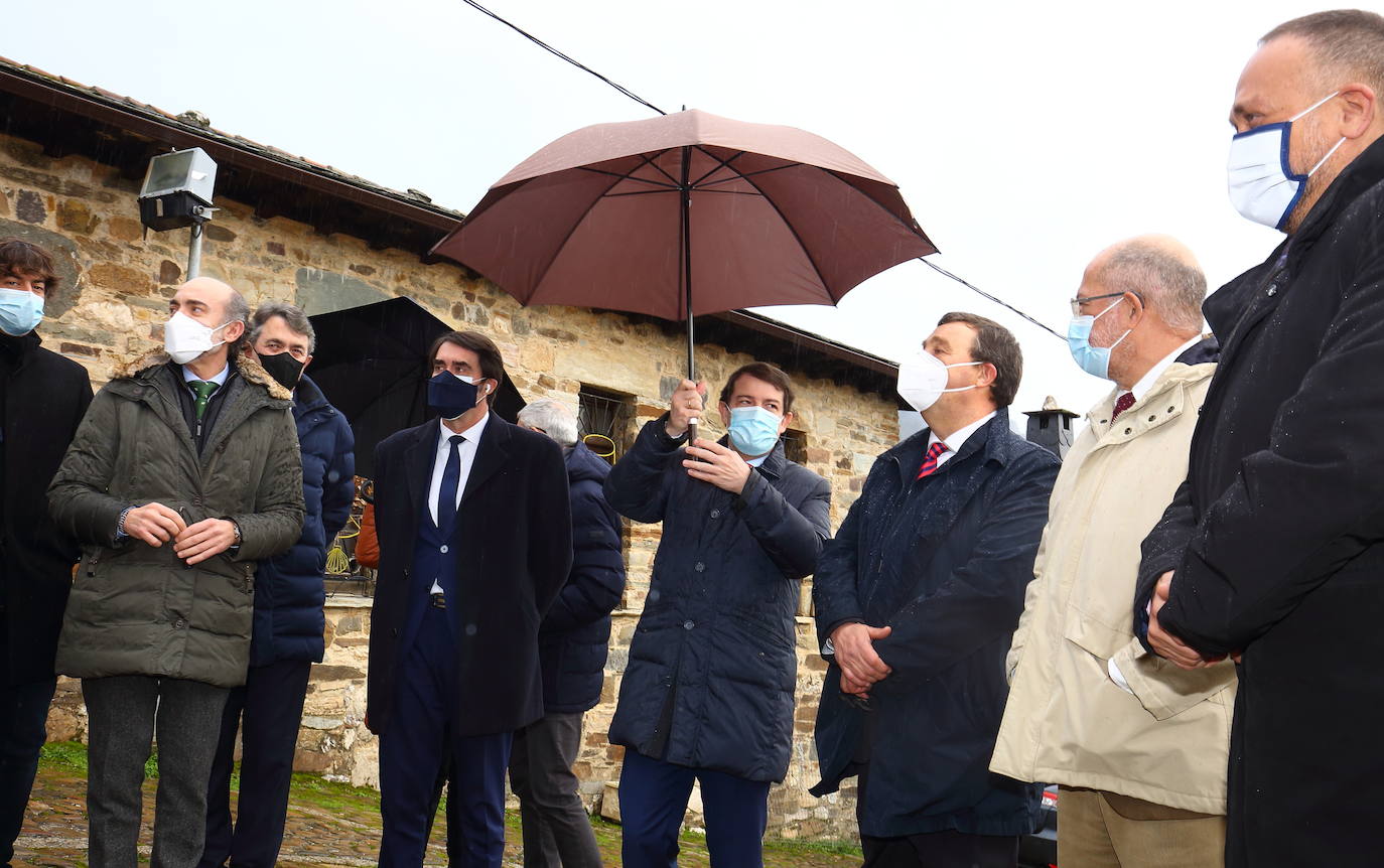 La localidad leonesa recibió la visita de las autoridades eclesiásticas y políticas para este acto simbólico.