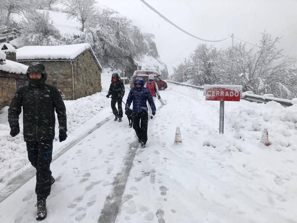 Fotos: Picos de Europa comienza el año bajo la nieve