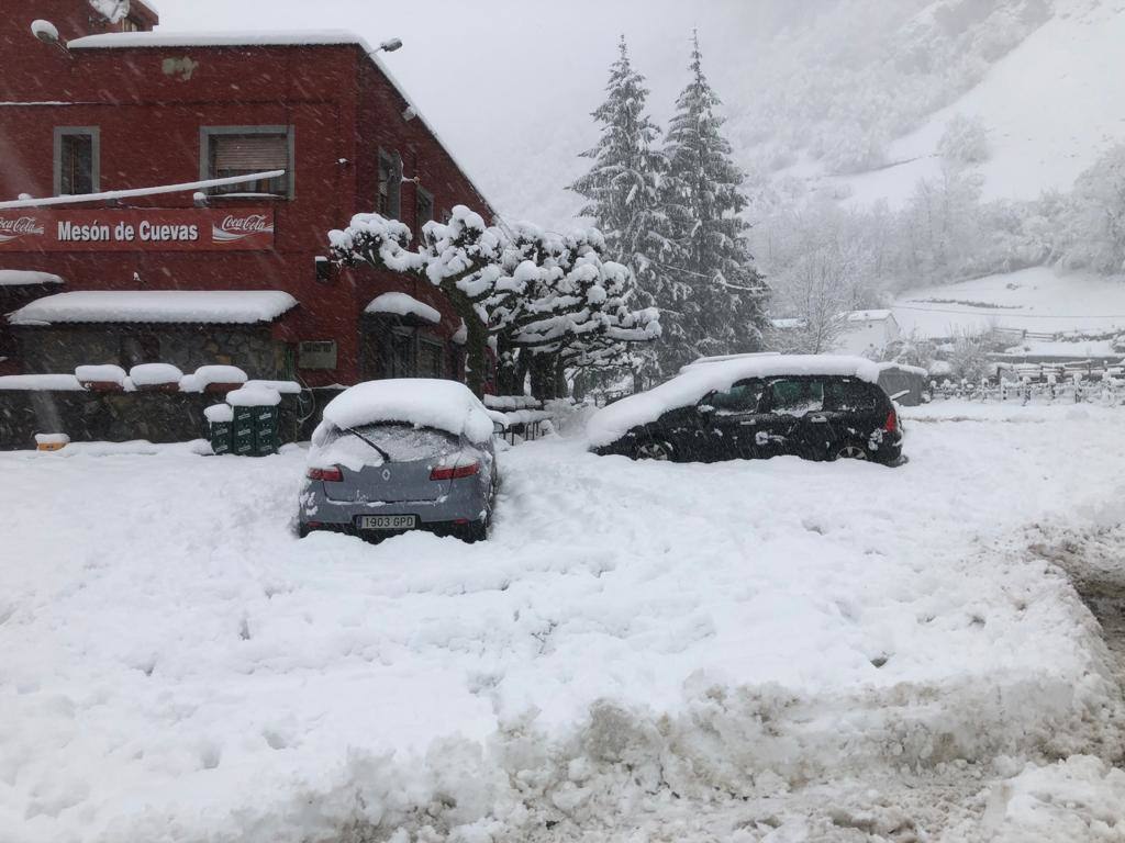 Fotos: Picos de Europa comienza el año bajo la nieve