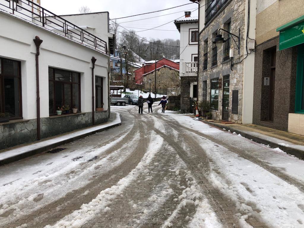 Fotos: Picos de Europa comienza el año bajo la nieve