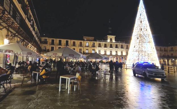 Una patrulla policial vigilas los aforos en León.