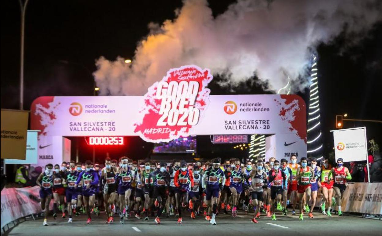 Salida de la carrera en una edición diferente de la San Silvestre.